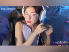 Nữ streamer dota 2 khoe hàng trên live tại twitch TV